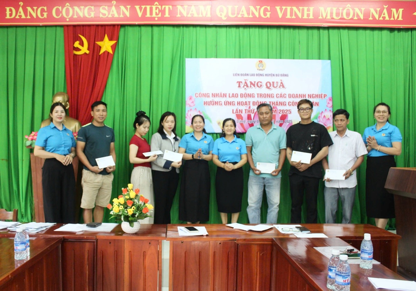Trao quà cho công nhân lao động nhân dịp Tháng Công nhân