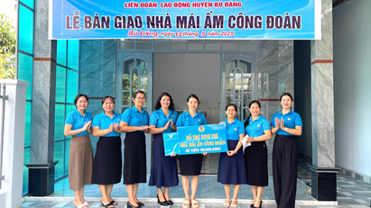 Bù Đăng: Trao tặng "Mái ấm công đoàn”