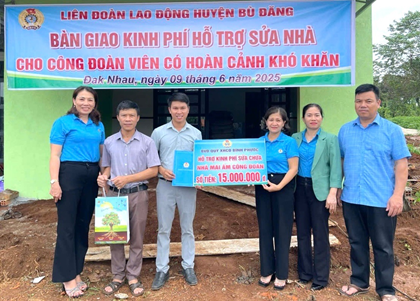BAN CHẤP HÀNH LIÊN ĐOÀN LAO ĐỘNG HUYỆN BÙ ĐĂNG HỖ TRỢ KINH PHÍ XÂY DỰNG “MÁI ẤM CÔNG ĐOÀN”