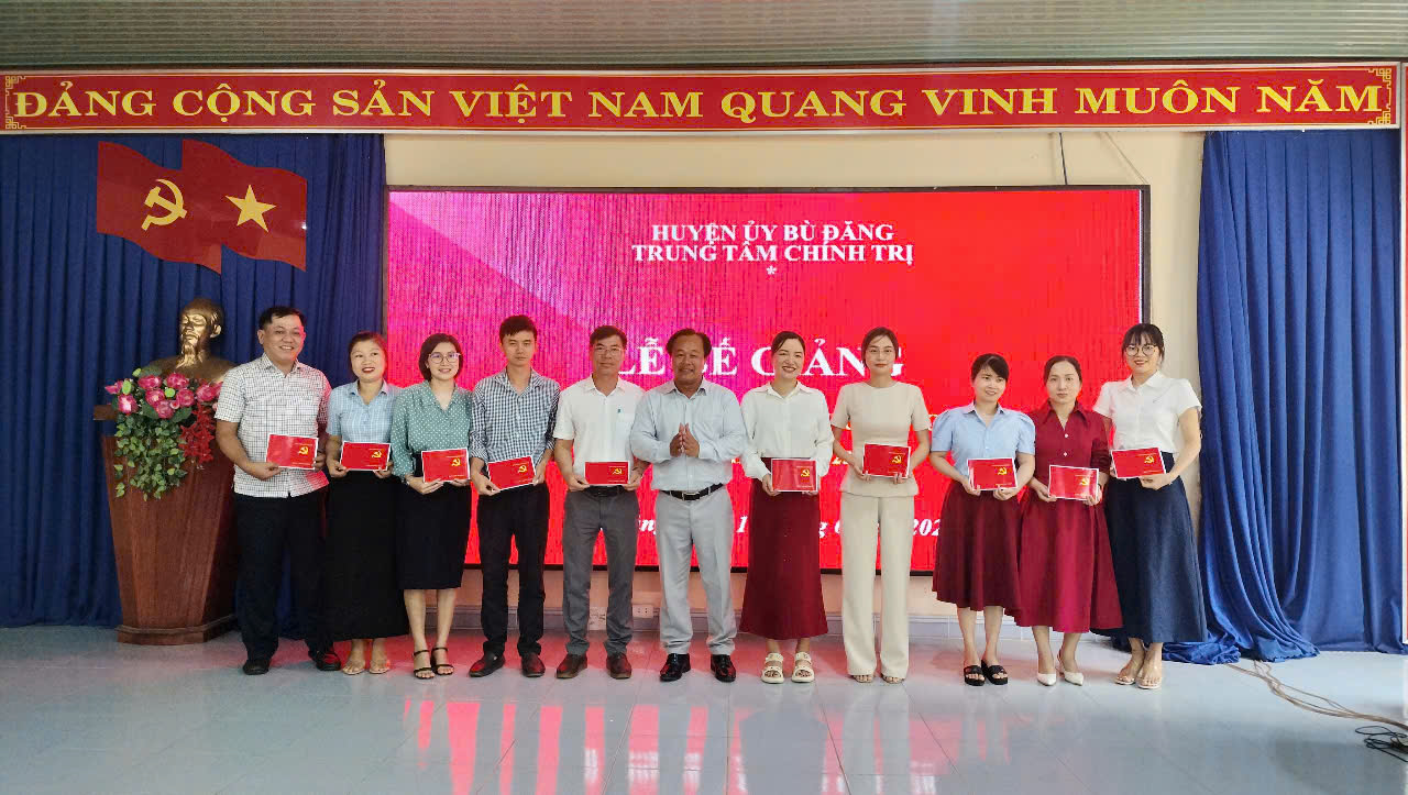 Bù Đăng: 79 đảng viên mới hoàn thành lớp bồi dưỡng lý luận chính trị